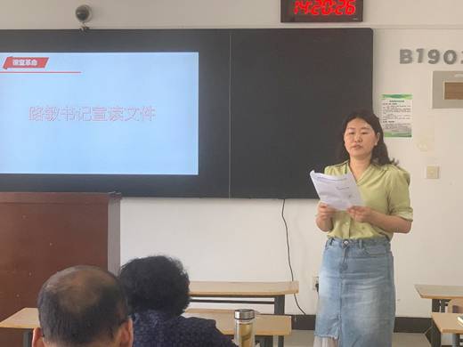 男人和女人站在房间里玩体感游戏

中度可信度描述已自动生成