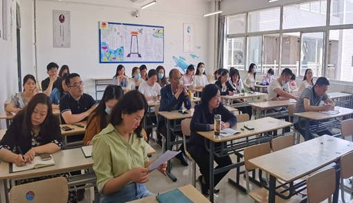 一群人在餐厅里

描述已自动生成