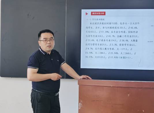 男人和女人站在墙边

描述已自动生成